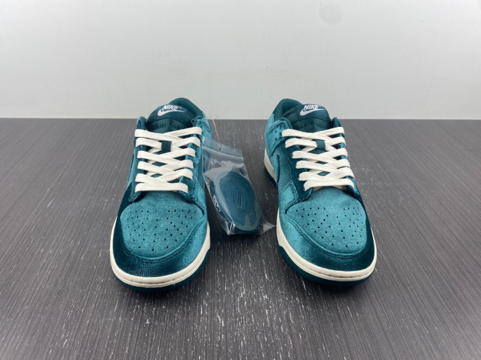 Nike Dunk Low Green Velvet - DZ5224-300