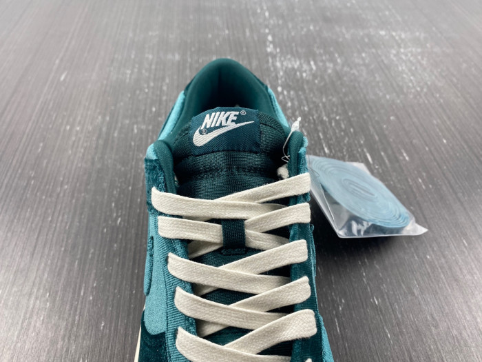 Nike Dunk Low Green Velvet - DZ5224-300