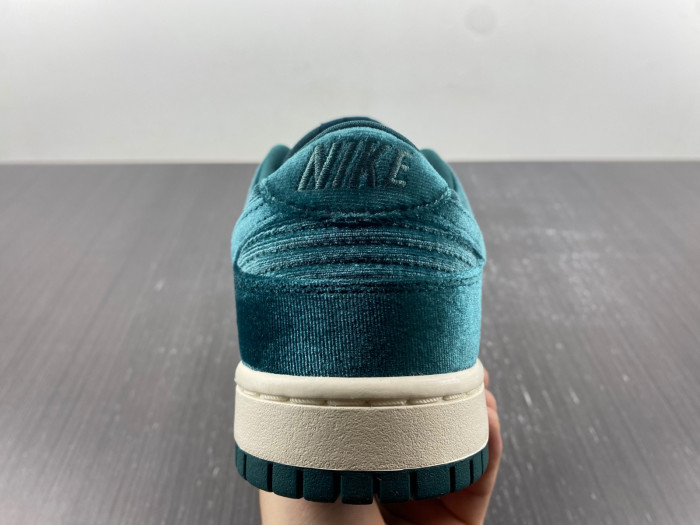 Nike Dunk Low Green Velvet - DZ5224-300