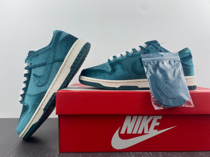 Nike Dunk Low Green Velvet - DZ5224-300