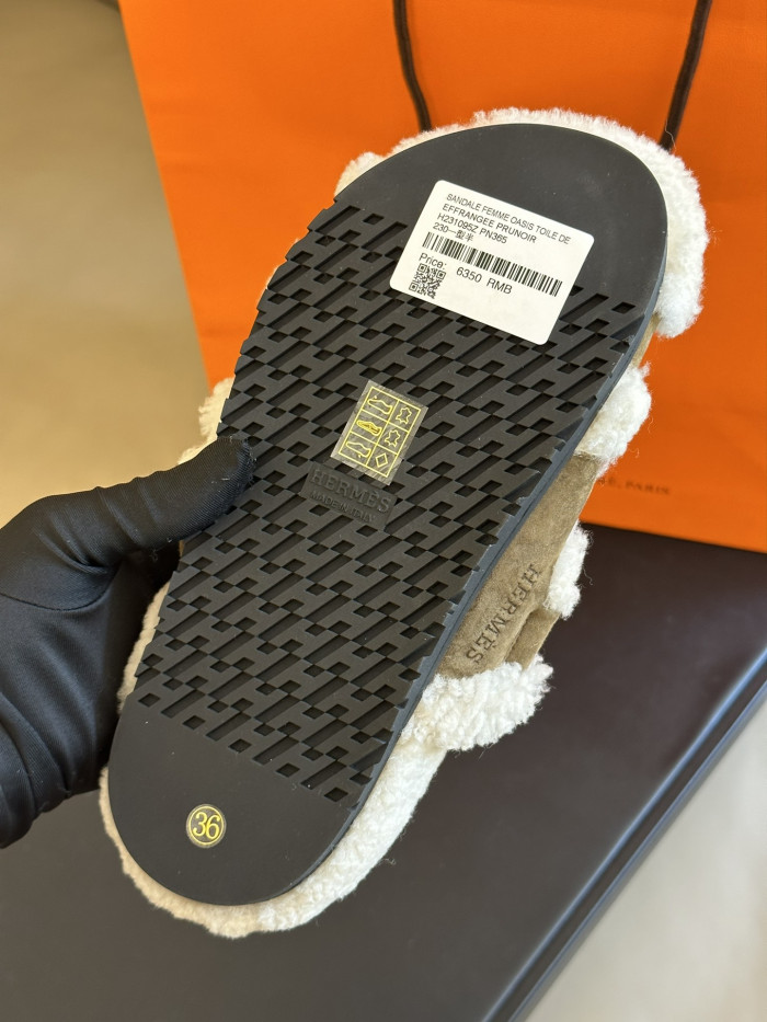 H**mes sandals
