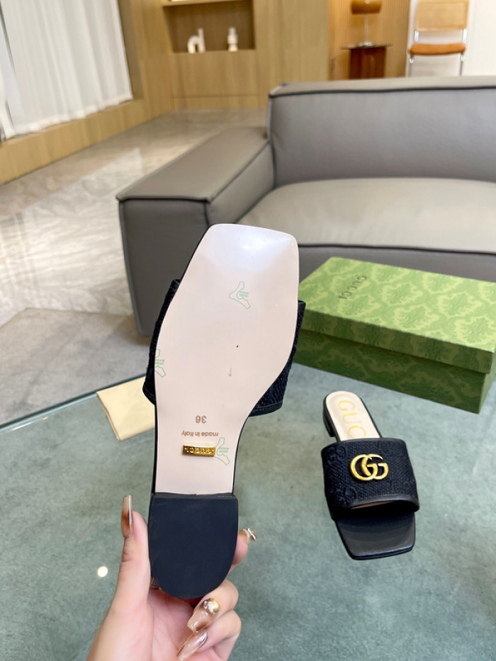 G*u*i sandal