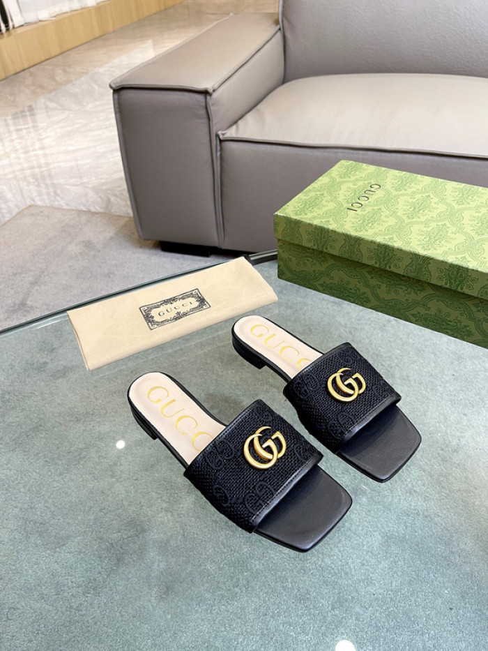 G*u*i sandal