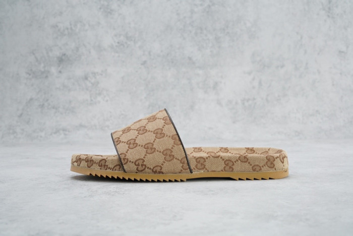 G*u*i sandal