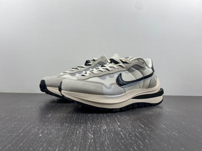 Sacai x VaporWaffle DD1875-101