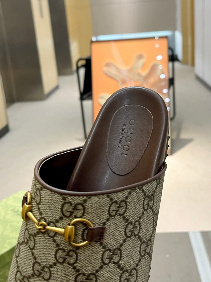 G*u*i slipper