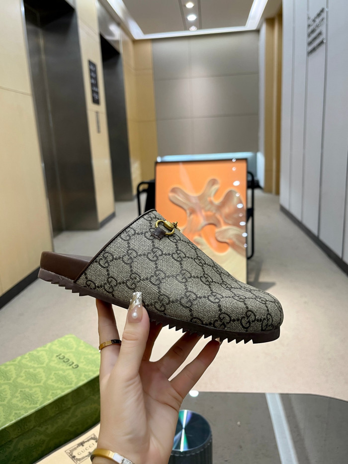 G*u*i slipper