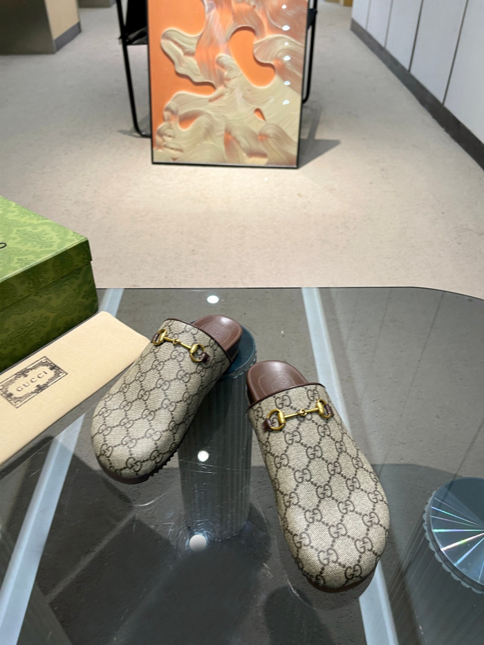 G*u*i slipper