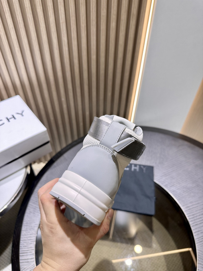 GIVENCHY SNEAKER