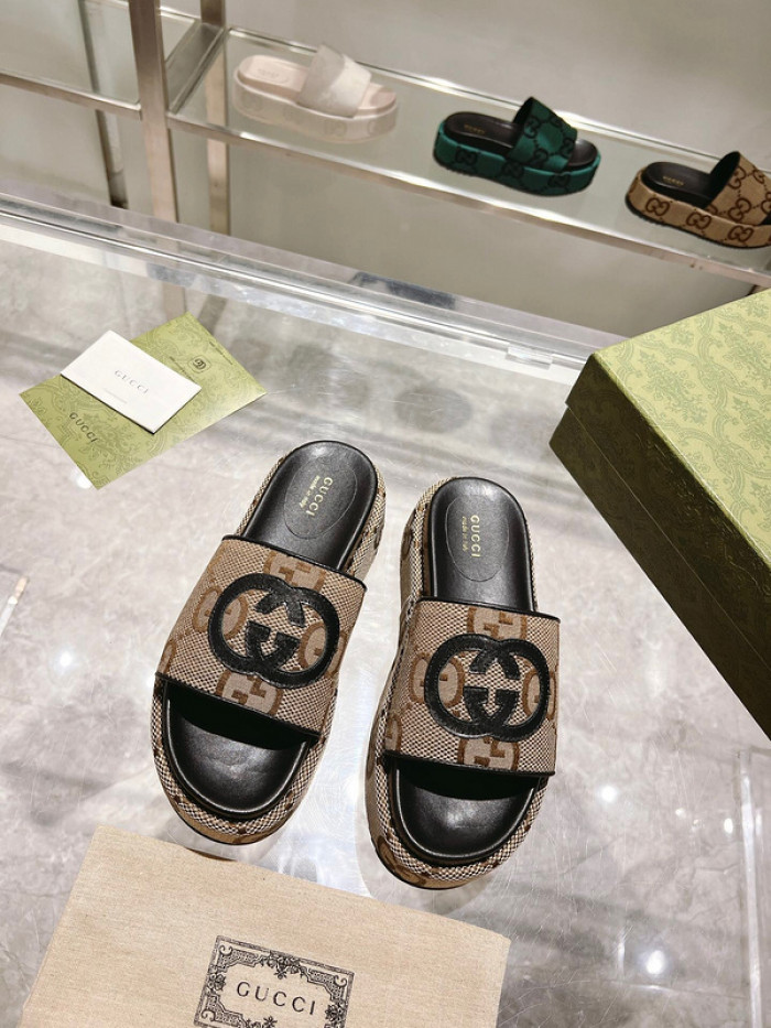 G*u*i sandal