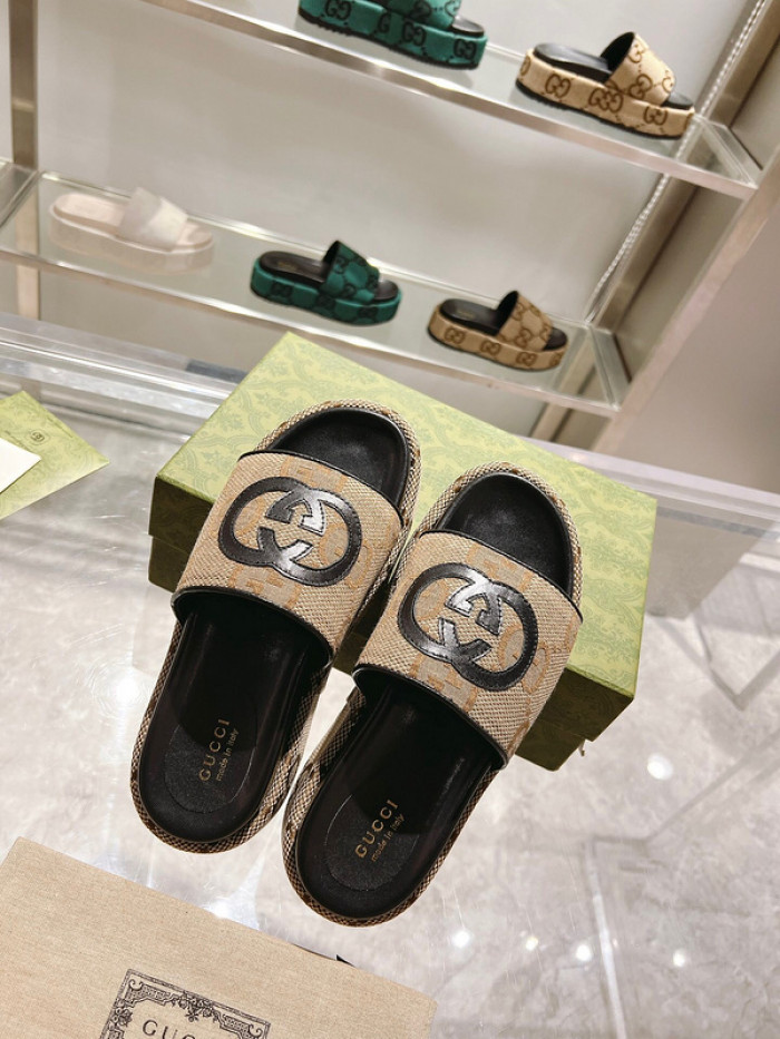 G*u*i sandal