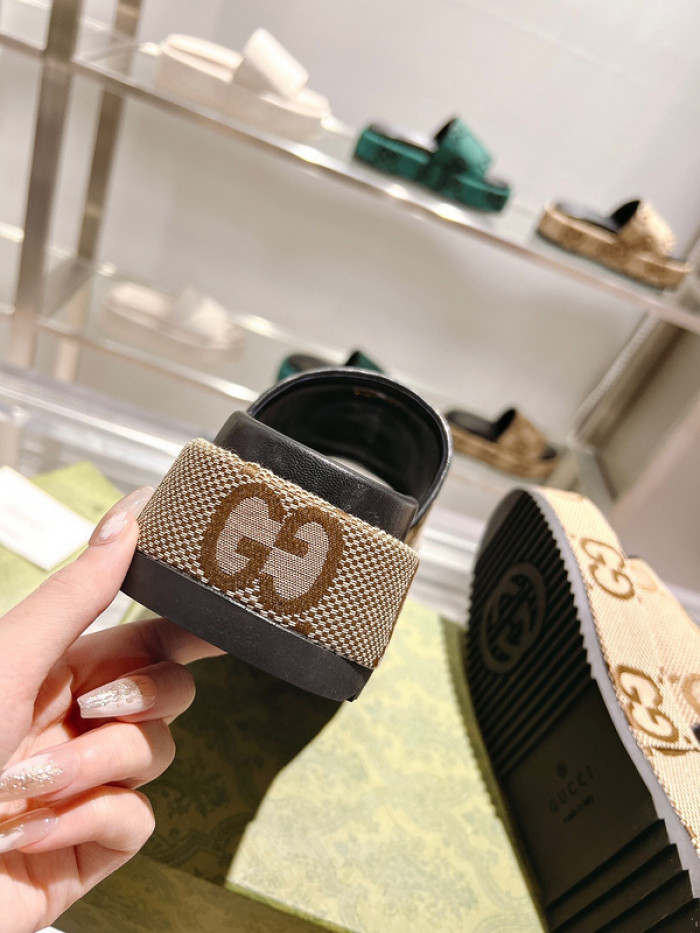 G*u*i sandal