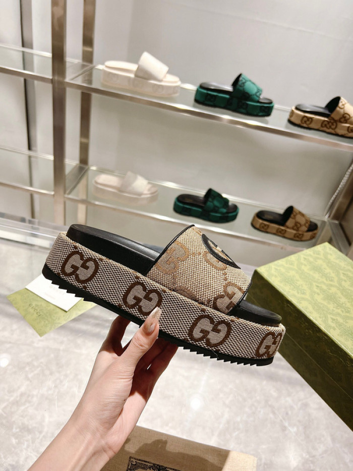 G*u*i sandal