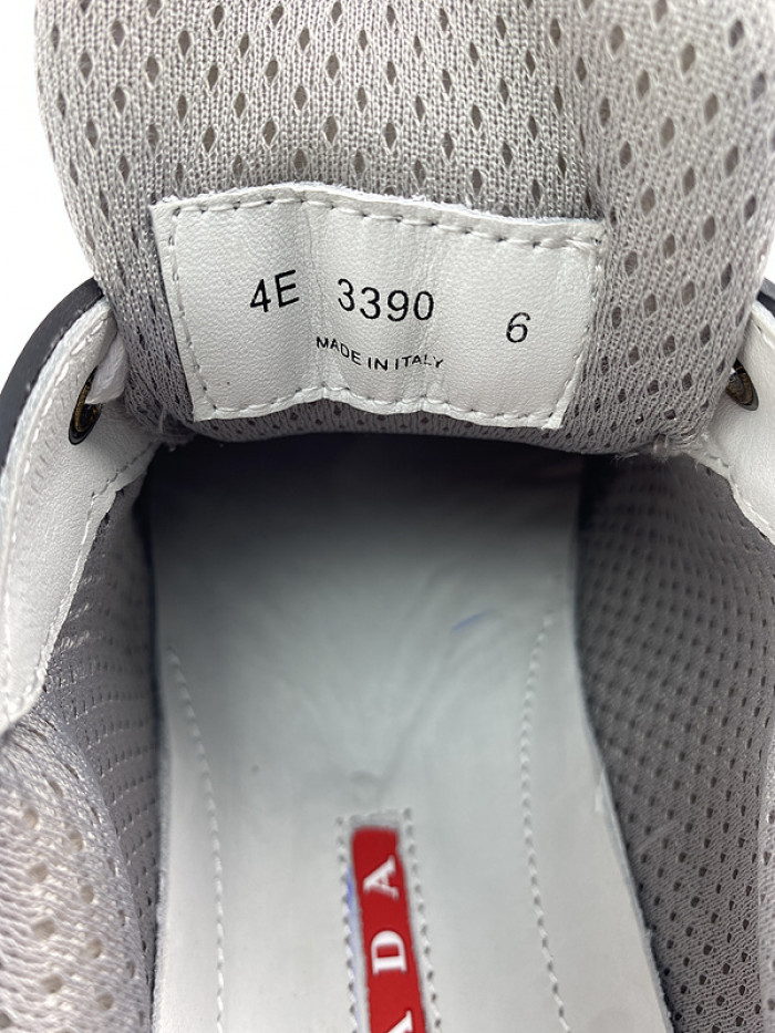 Pra*a sneaker