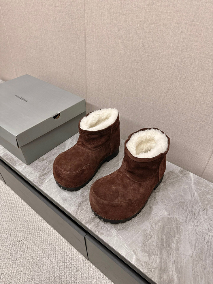 Ba*len*cia*ga brown alaska fur bootie
